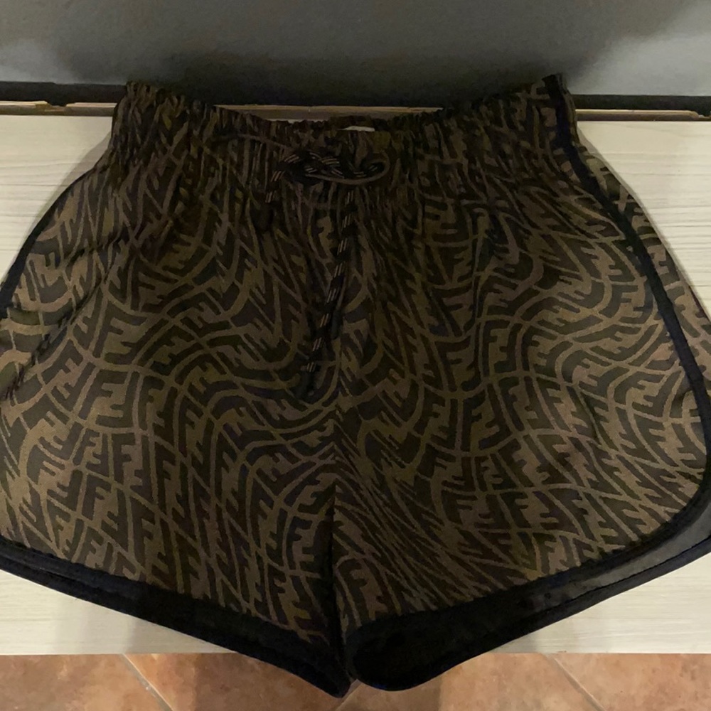 Shorts with a drawstring and small side slits